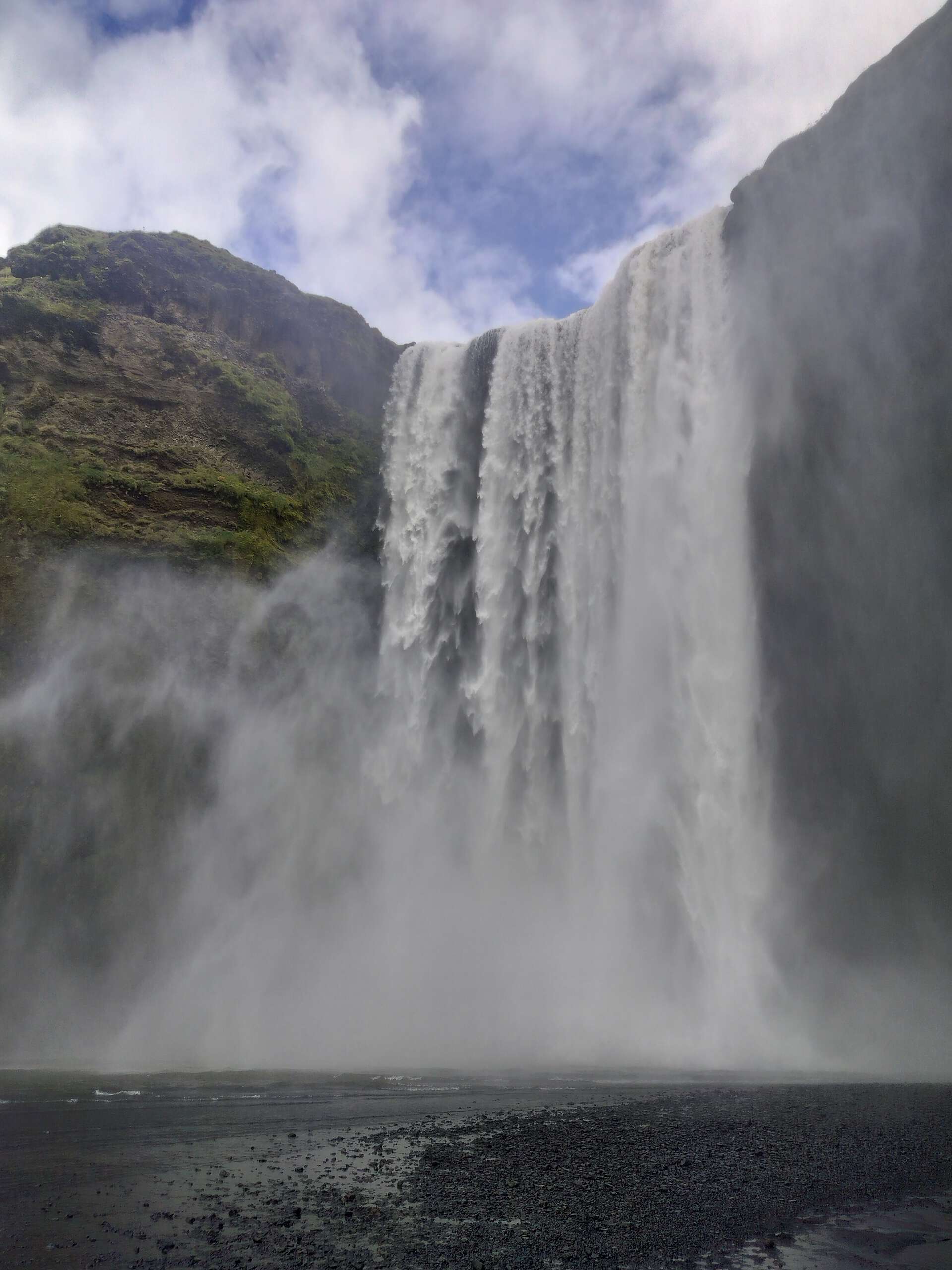 Bilde av Skógafoss på sørkysten av Island. Fossen er rundt 60 meter høy og er en av de mest kjente i landet. Den ligger omtrent 30 kilometer fra Seljalandsfossen, så det er kort vei mellom to av de mest besøkte fossefallene på Island.