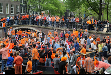 "Kings day" i Haarlem. Nederland sin nasjonaldag. (Foto: Richard Mcmillan 2023).