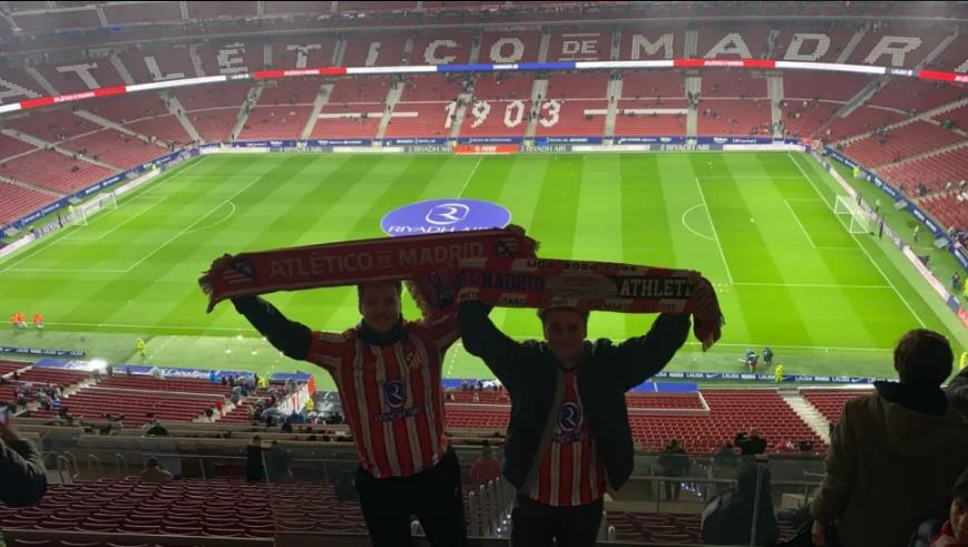 Fotballkamp på Estadio Metropolitano. 