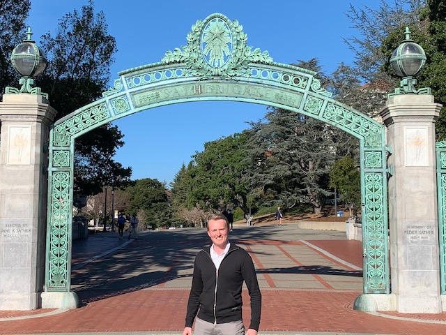 Foran Sather Gate (Foto: Hermann Hovde, 2022).