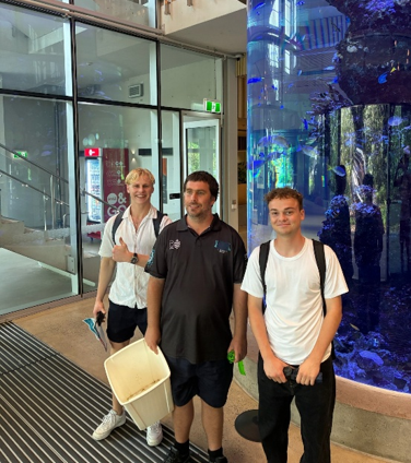 Meg, Leonard & vaktmester på JCU