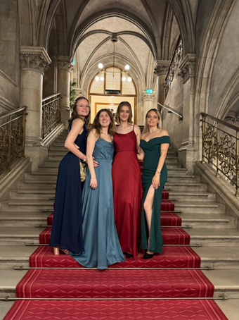 Med venner. (Foto: Karoline Hjeldnes 2024).