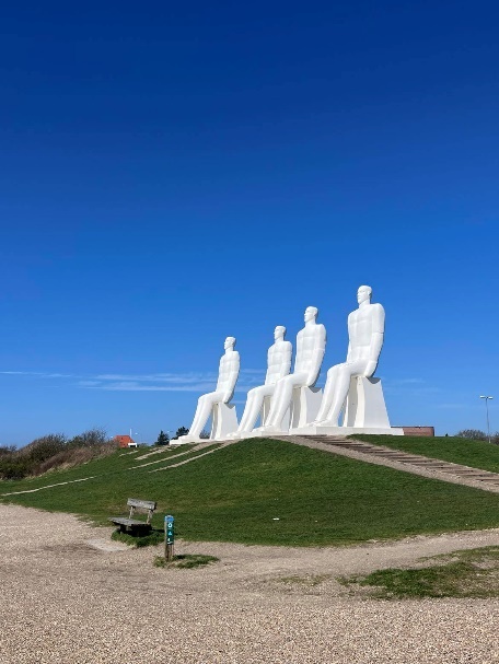 Mennesket ved havet.. (Foto: June Fjellvik 2024).