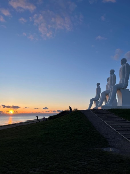 Mennesket ved havet.. (Foto: June Fjellvik 2024).