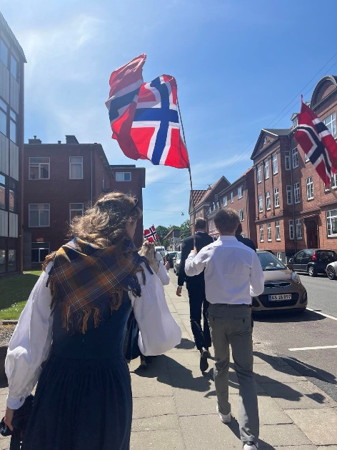 Feiret 17. mai sammen med de andre studentene i ANSA. (Foto: June Fjellvik 2024).