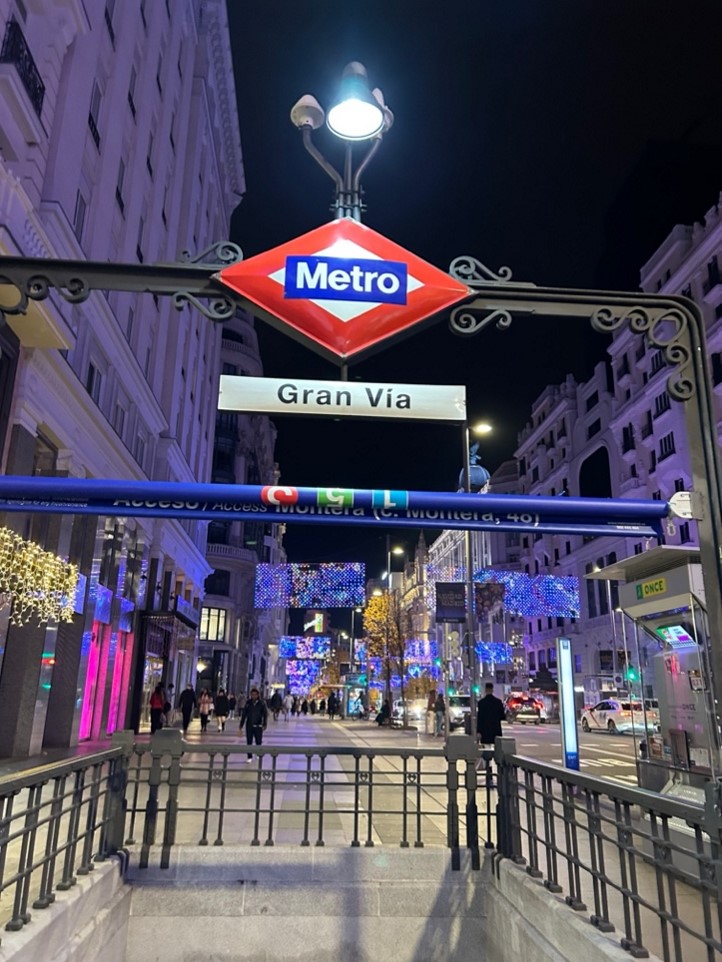 Metrostasjonen Gran Via. (Foto: Oliver Synnes 2023).