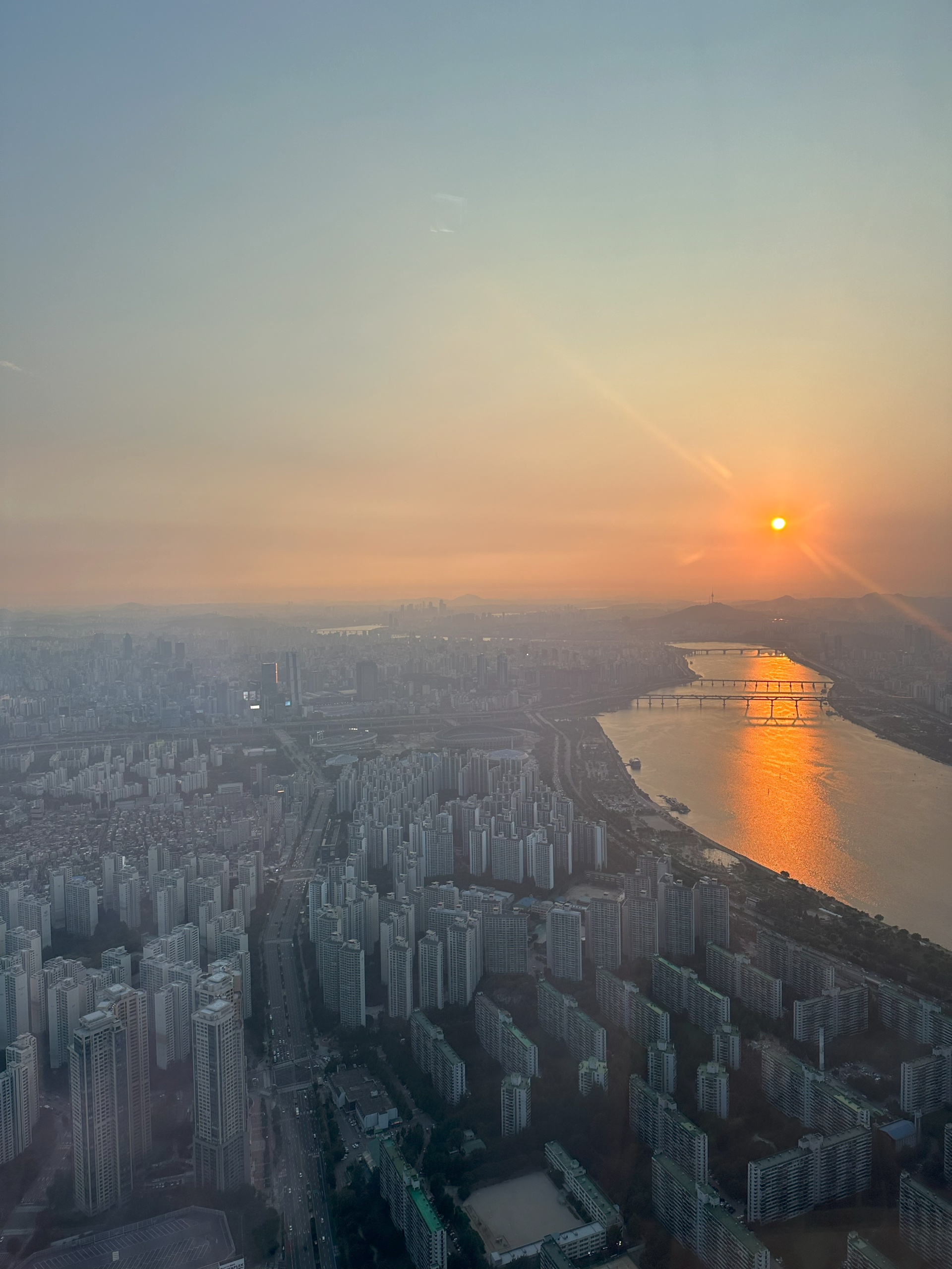 Utiskt fra Lotte World Tower. (Foto: Emilie Asbølmo Johannesen, 2024). 