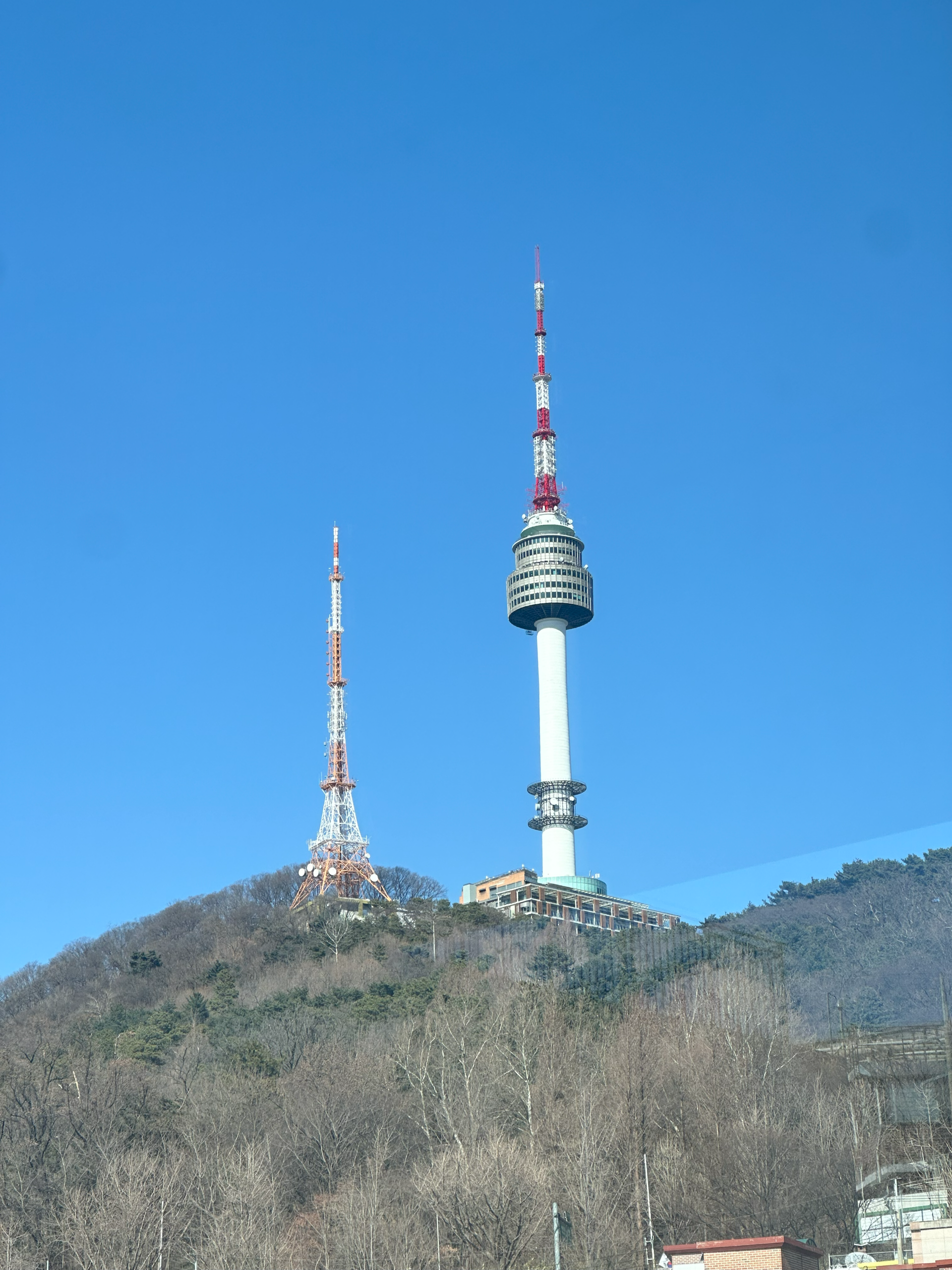 Bilde av utsikt til Namsan Tower fra hybelen min. (Foto: Emilie Asbølmo Johannesen, 2024). 