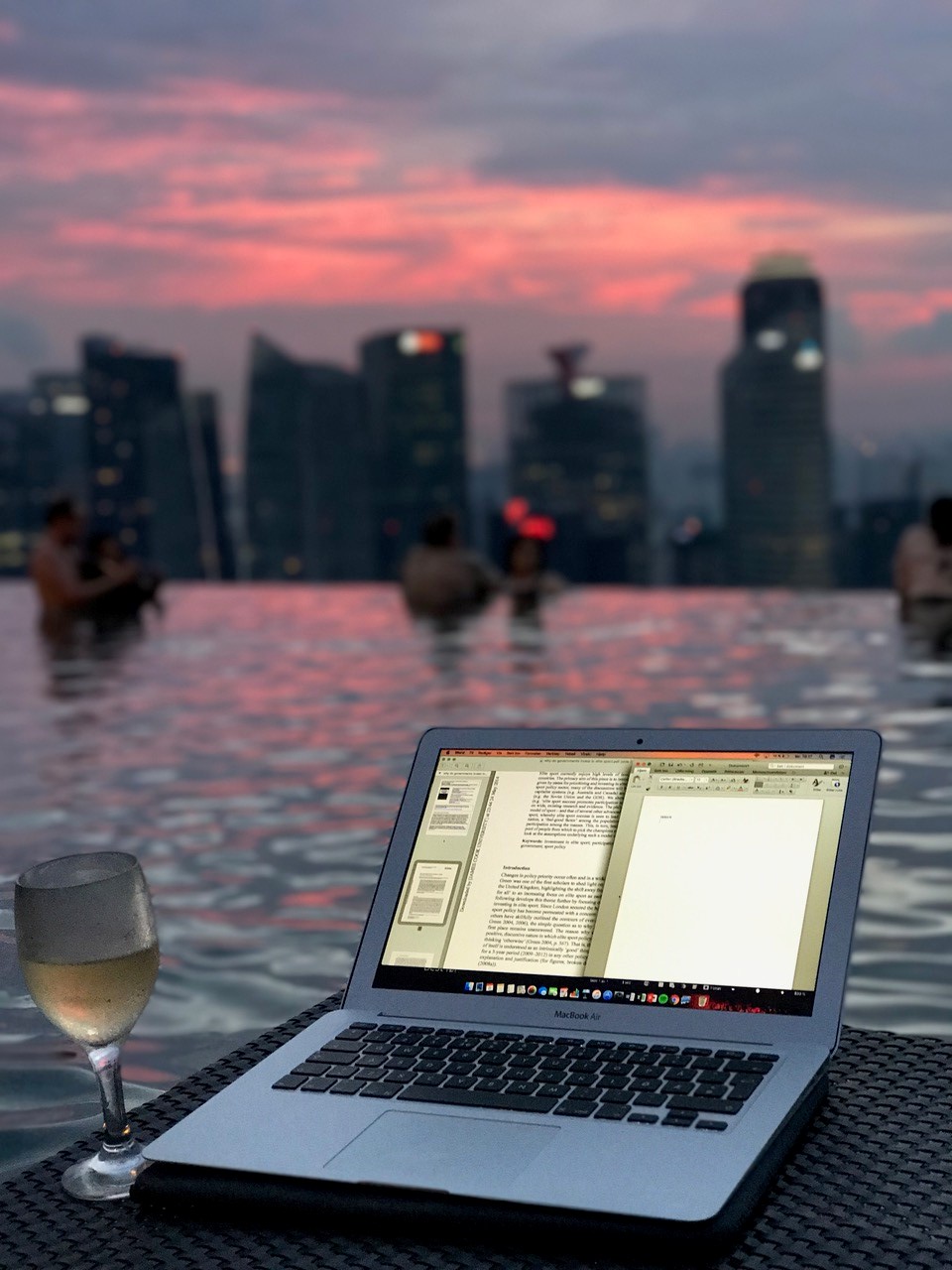 Eksamenslesing på Marina Bay Sands. (Foto: Lotte Amundal 2017).