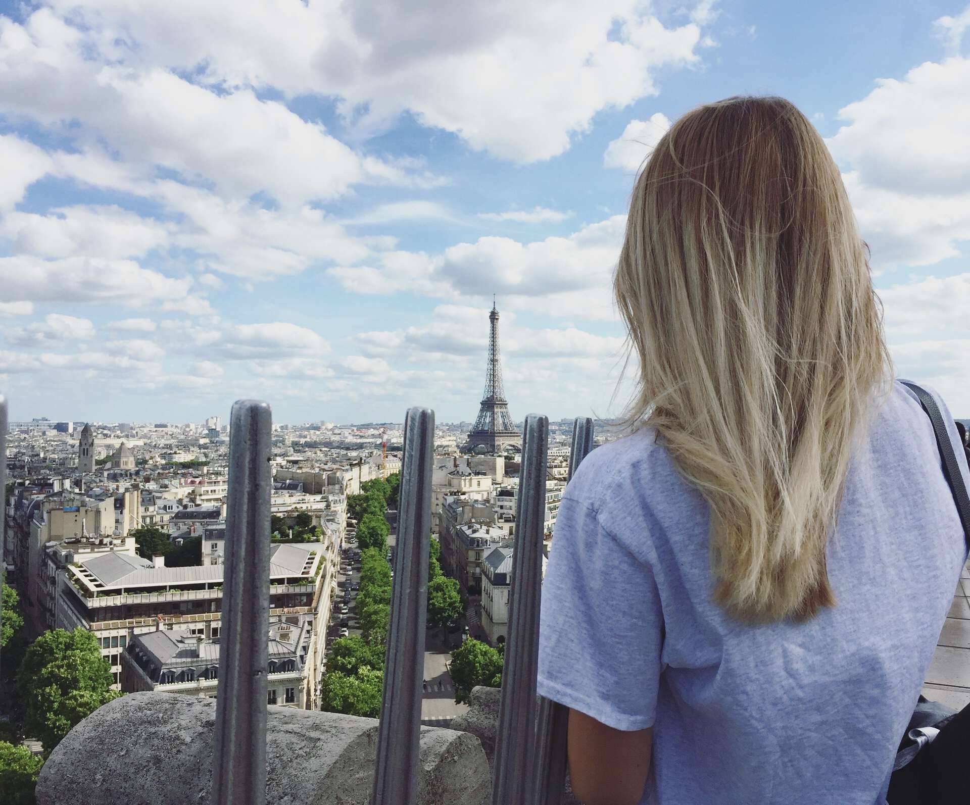 Stine ser ut over Paris. (Foto: Stine Mordal Vågsæter 2017).